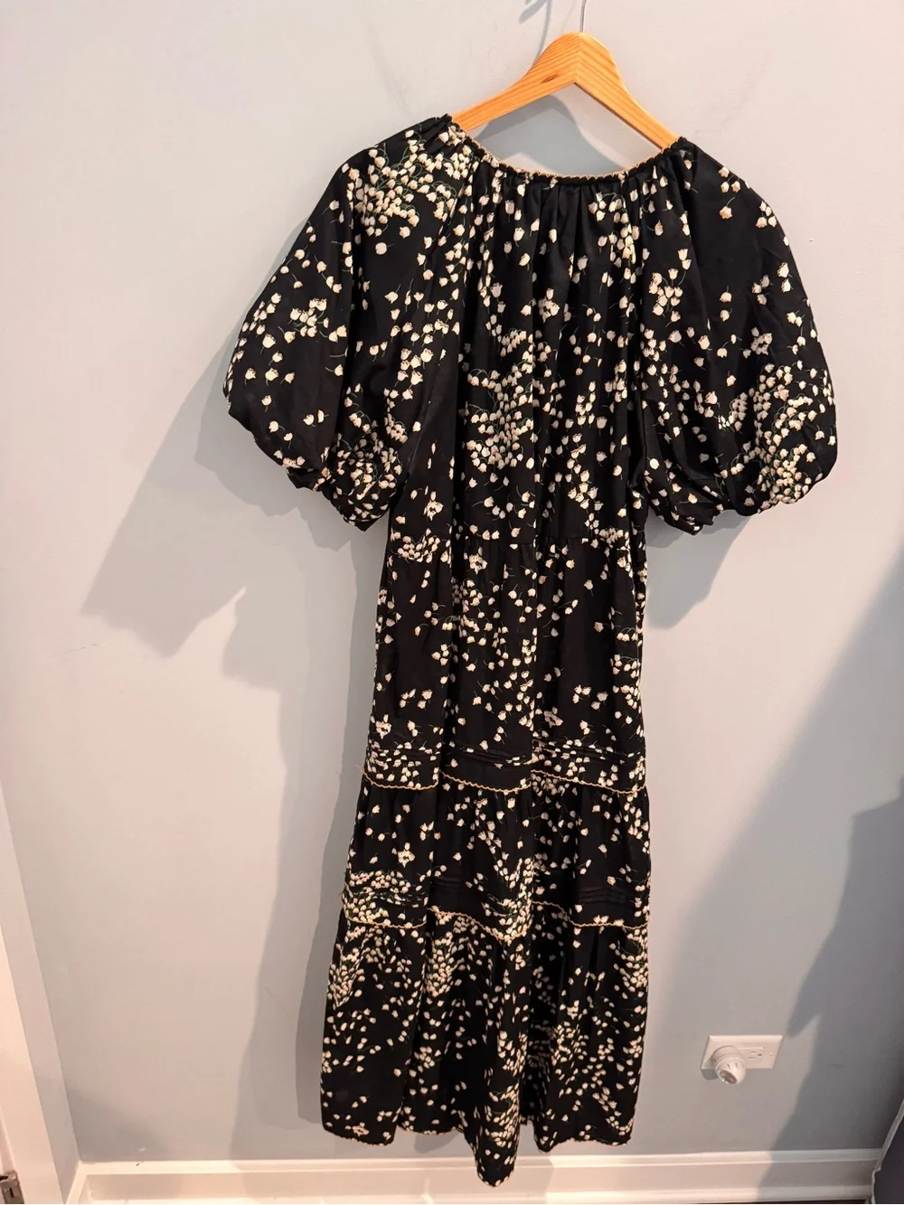 NEW Tuckernuck Mimi Tossed Floral Midi Dress in Black, Size L